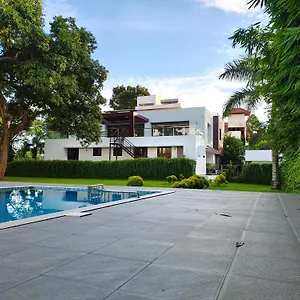 nadhiyoram.hotels-munnar.com/